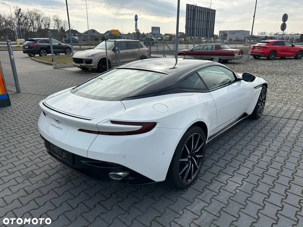 Aston Martin DB11 V8 Coupe - 7