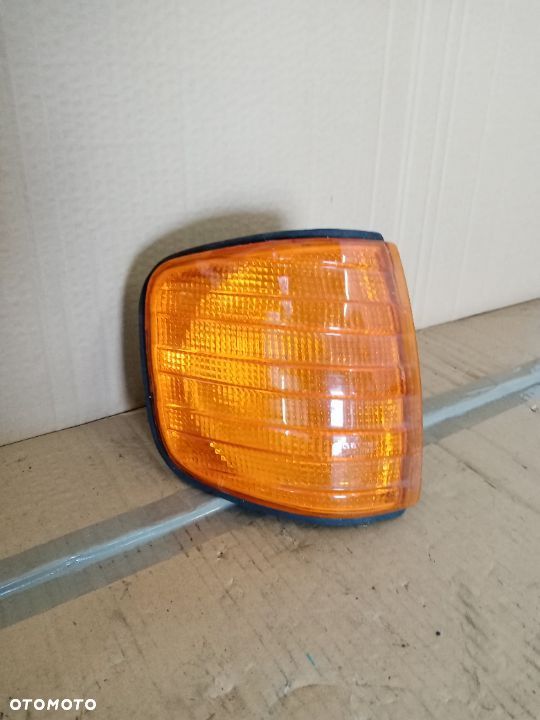Kierunkowskaz kierunek prawy przód Mercedes W126 - 2