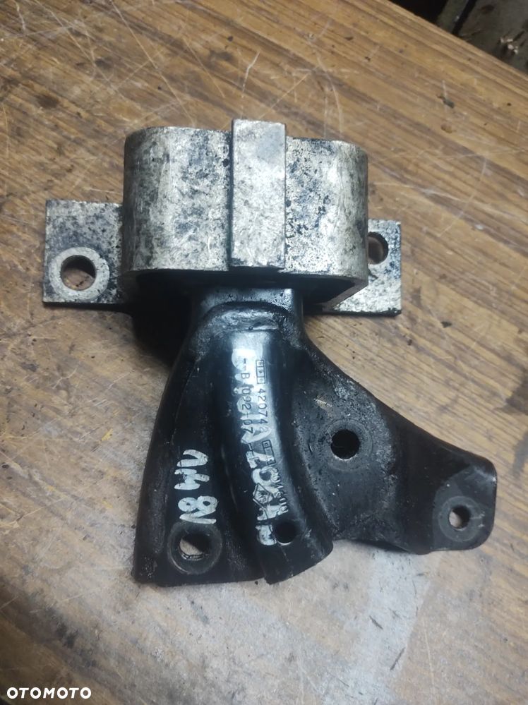 Dacia logan 1,4 8V łapa silnika poduszka - 1