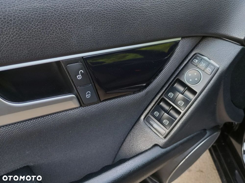Mercedes-Benz Klasa C 180 BlueEFFICIENCY Elegance - 20