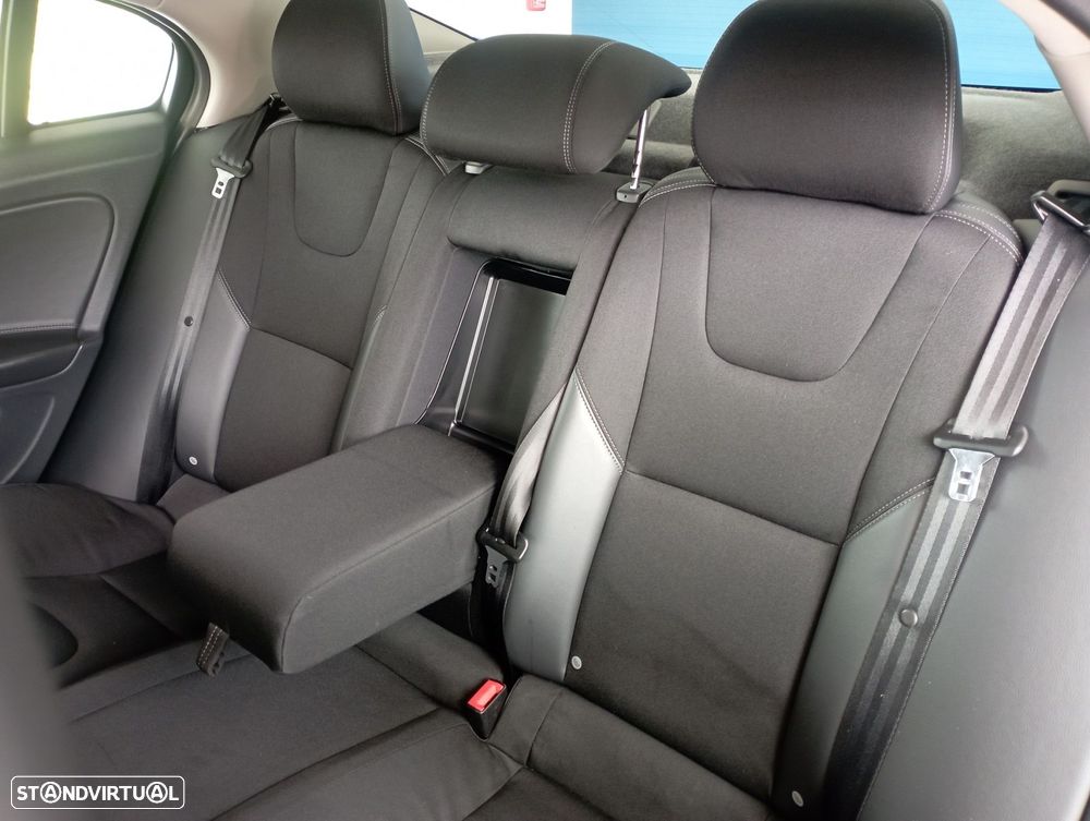 Volvo S60 2.0 D2 Momentum - 4