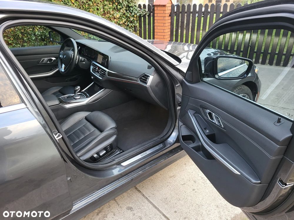 BMW Seria 3 330i Sport Line - 32