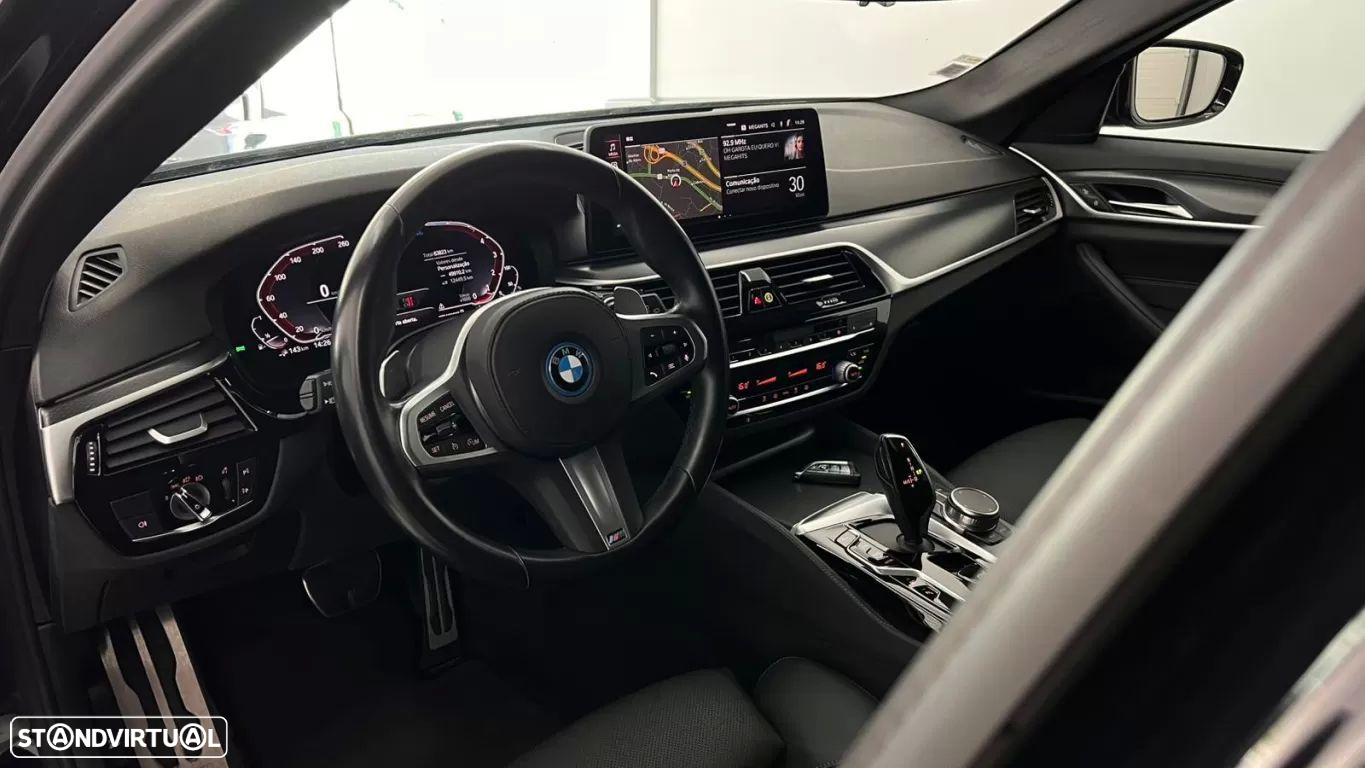 BMW 530 e Pack Desportivo M - 15