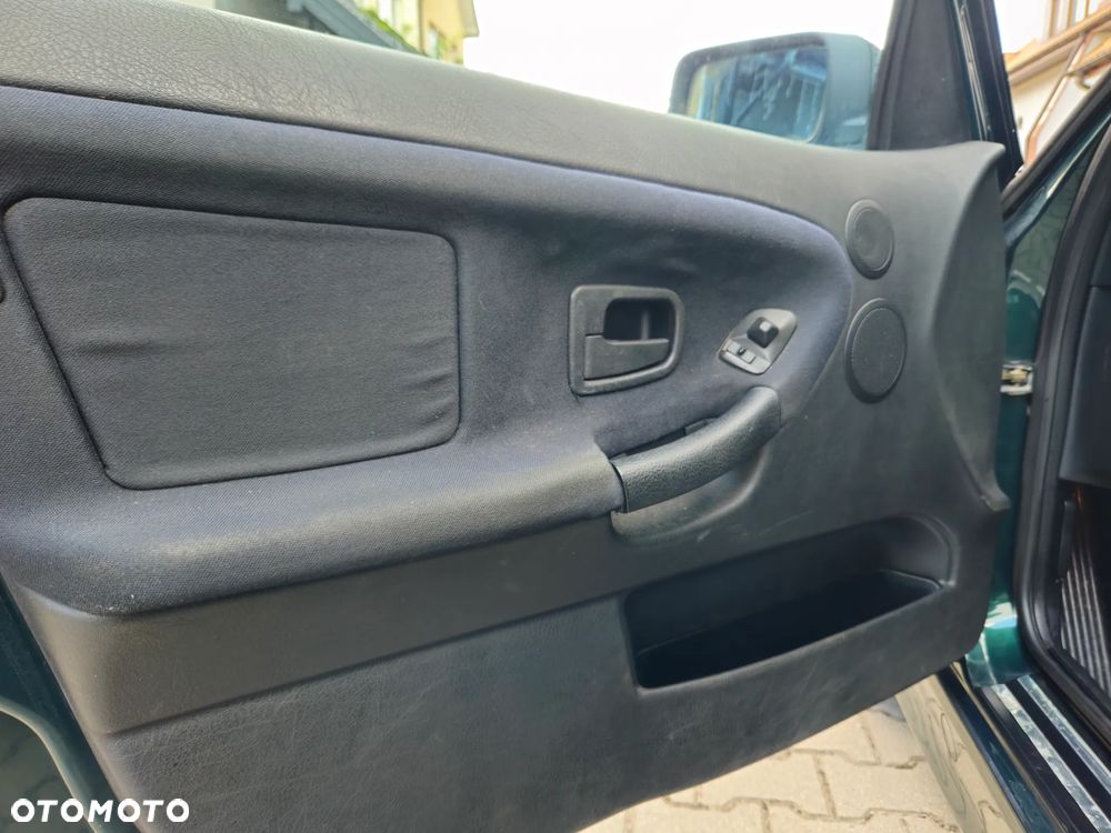 BMW Seria 3 318i - 25