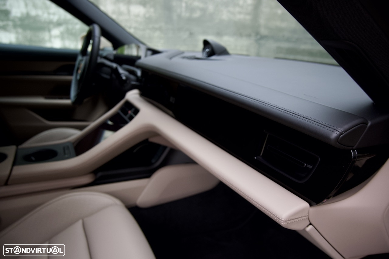 Porsche Taycan Cross Turismo 4S - 28