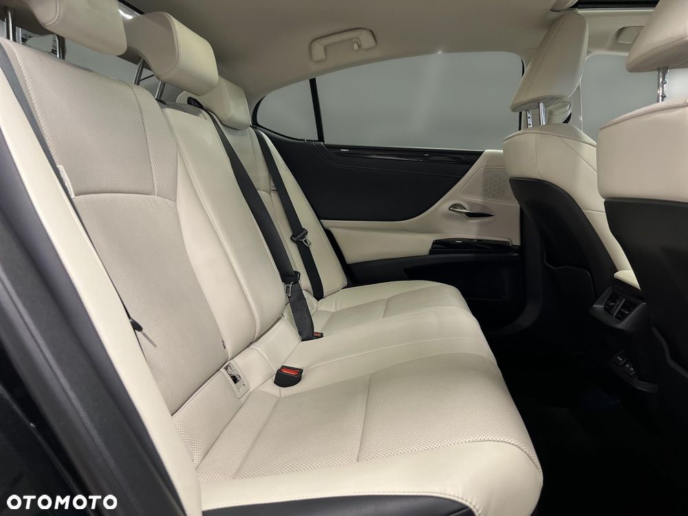 Lexus ES 300h Business Edition - 13