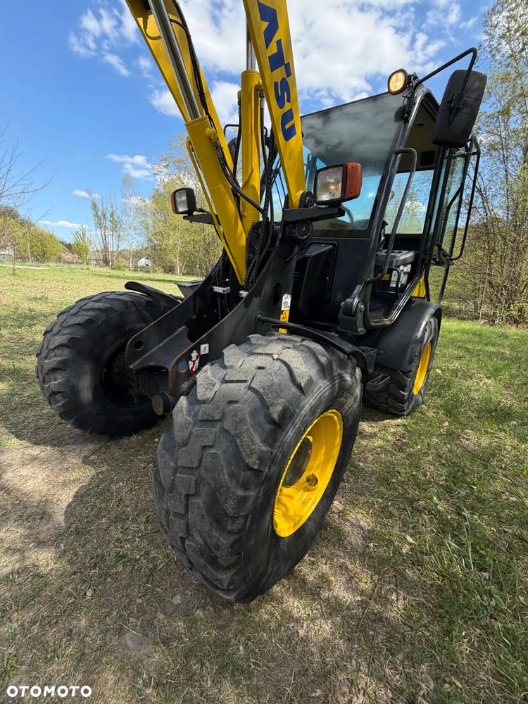 Komatsu WA70-7 Ładowarka Kołowa łamana 2016 rok.  Jak Nowa!  Oryginał łyżka. Mocny silnik 4cylindry. Zero luzów i wycieków. Aktualne Badania DEKRA BMWT. Wielka Okazja. Maszyna jak nowa z Salonu. 4200mtg. Pochodzi z Norweskiego urzędu gminy. Dodatkowe linie Hydrauliczne. Szybka wolna Jazda Rewers Hydrostatic.  Wersja Norwesk Mocne doświetlenie dodatkowe grzanie. kabina Ogrzewana wentylowana! Zmiana Osprzętu Hydrauliczna! - 27