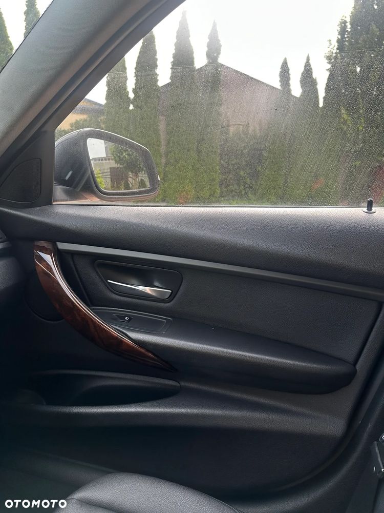BMW Seria 3 328i xDrive - 23