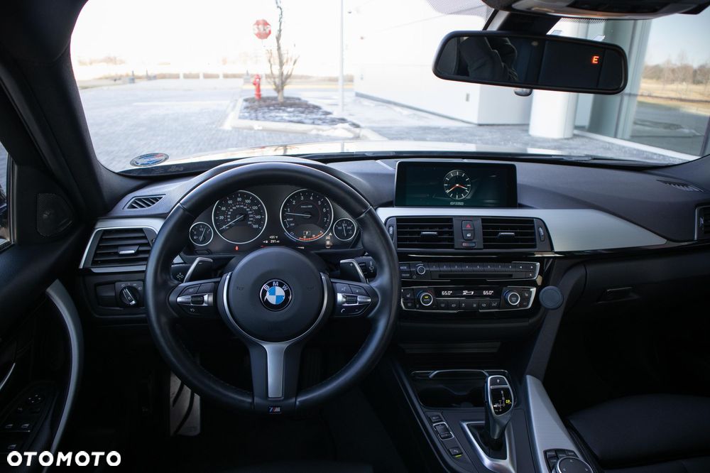 BMW Seria 3 330i xDrive M Sport - 11