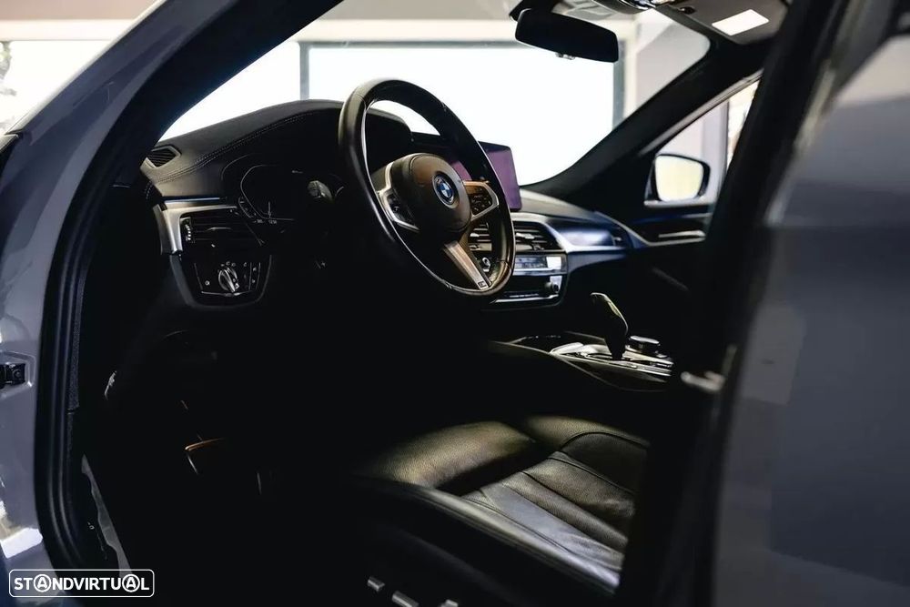 BMW 530 e Pack Desportivo M - 16