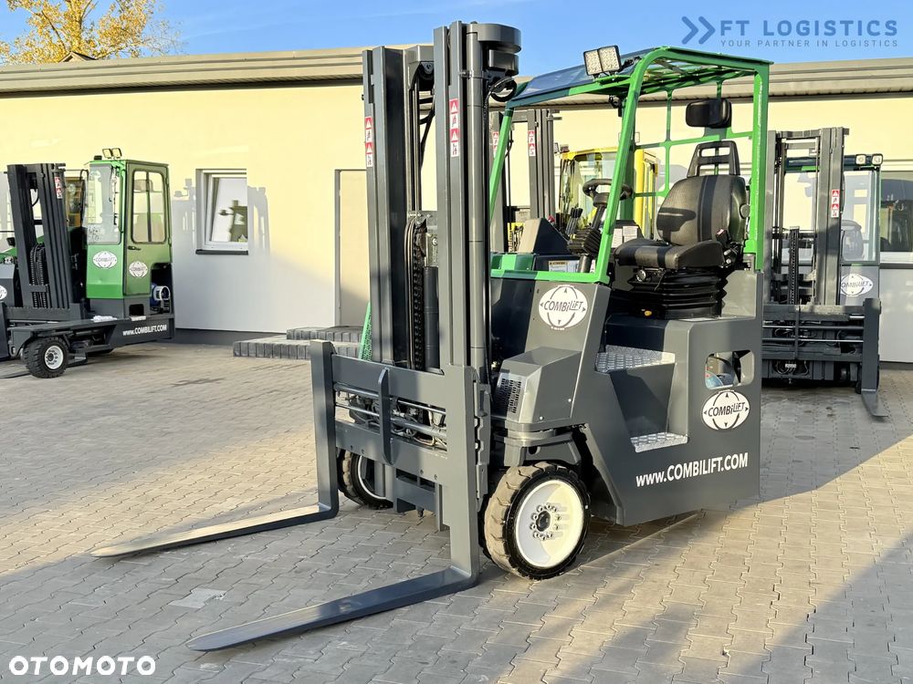 Combilift WÓZEK CZTEROKIERUNKOWY - WIELOKIERUNKOWY / CB4000 / GAS / TRIPLEX 5200MM / WOLNY SKOK / POZYCJONER WIDEŁ / PRZESUW WIDEŁ / STAN IDEALNY / Szeroka oferta wózków czterokierunkowych i bocznych, dopasowanych do różnorodnych potrzeb i zastosowań