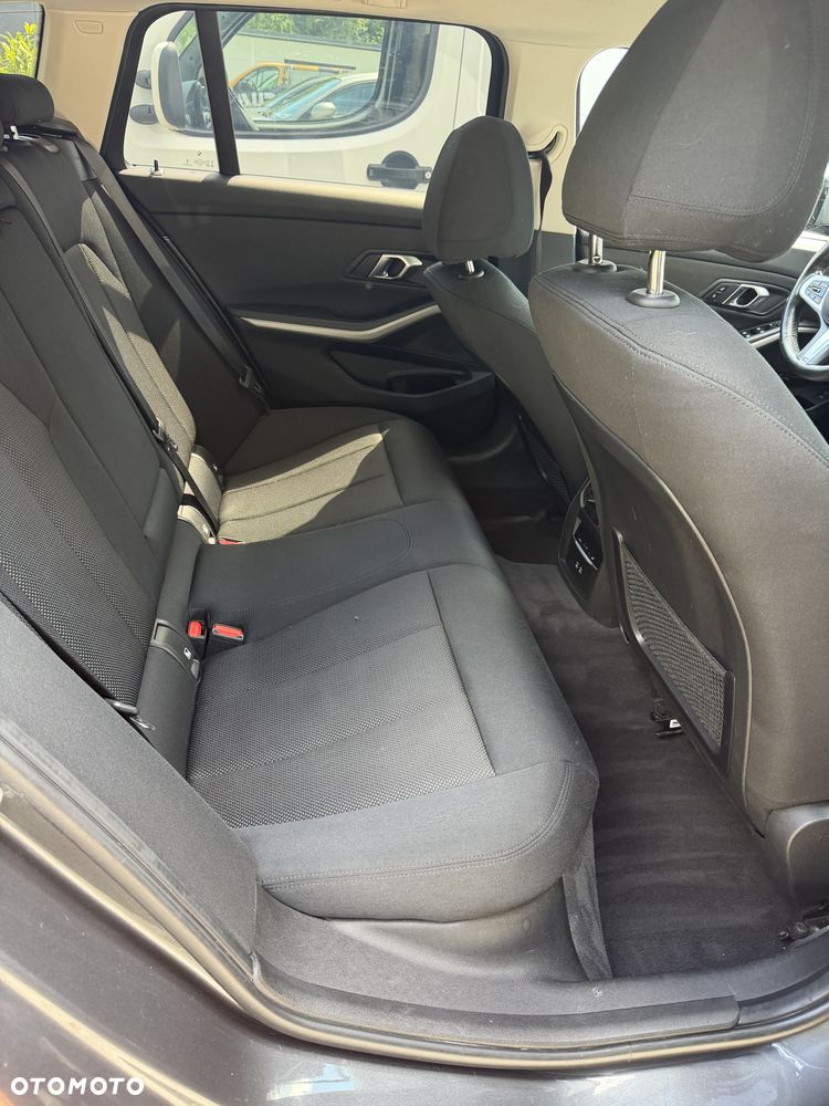 BMW Seria 3 318d mHEV - 14