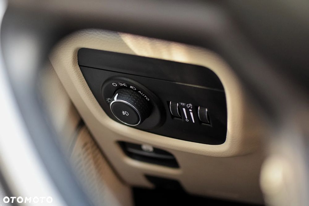 Jeep Grand Cherokee - 25