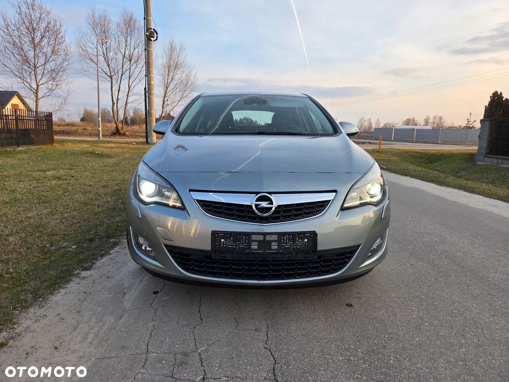 Opel Astra 1.6 Turbo Design Edition - 1