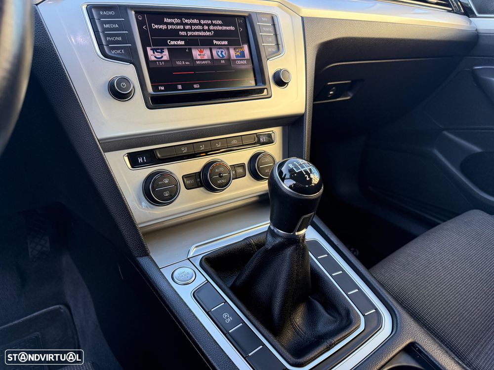 VW Passat 1.6 TDI Highline - 29