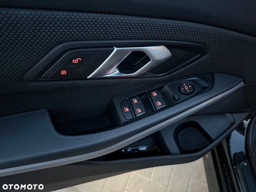 BMW Seria 3 320i - 25