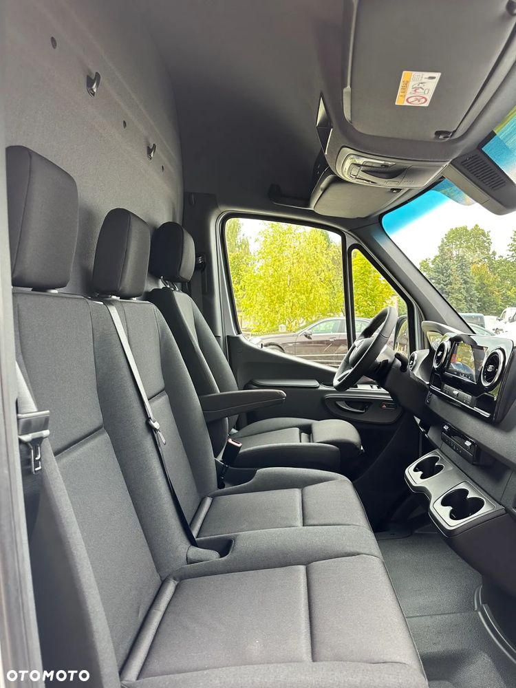 Mercedes-Benz Sprinter - 25