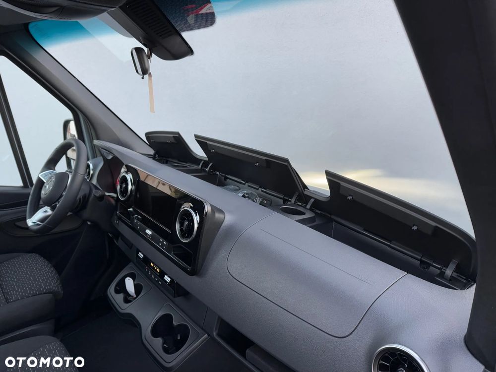 Mercedes-Benz Sprinter - 11