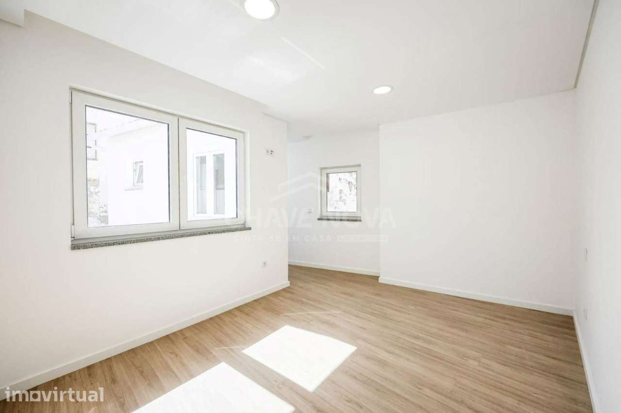 Prédio com 3 apartamentos com tipologia T2+T2+T1 - Grande imagem: 3/19