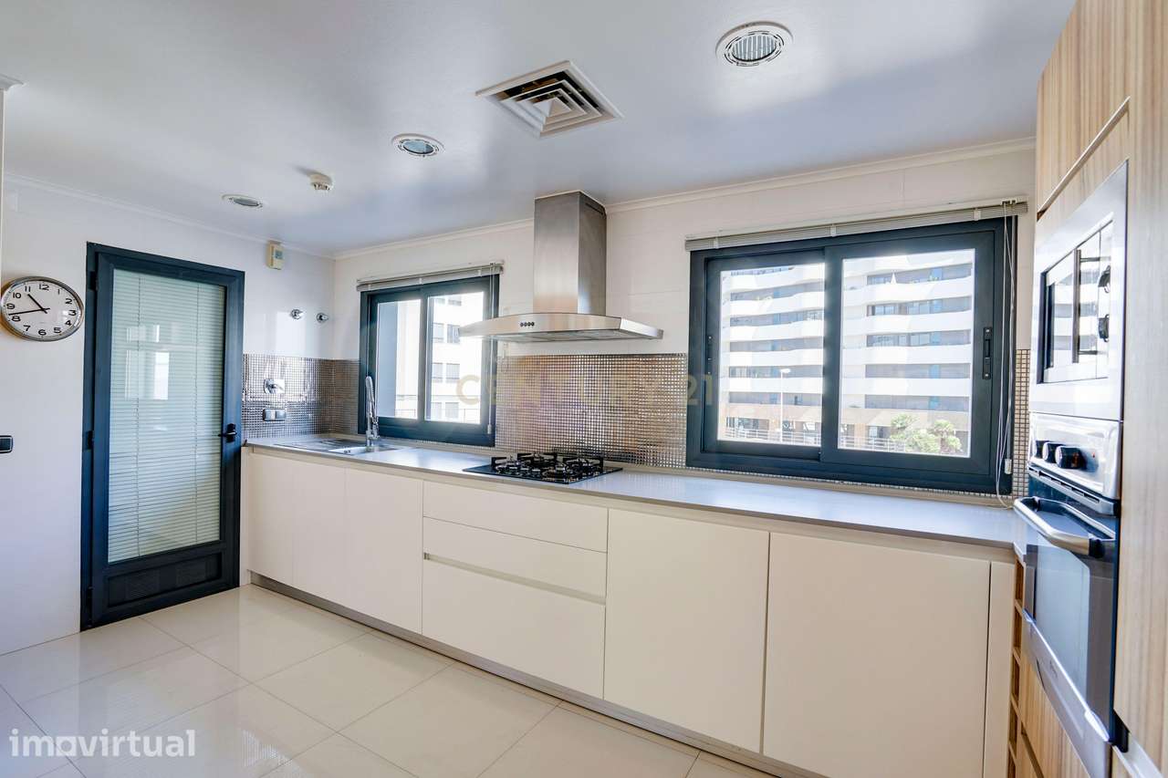 Apartamento T3 + 1 com 2 Suites e Varanda no Parque das Nações - Grande imagem: 2/31
