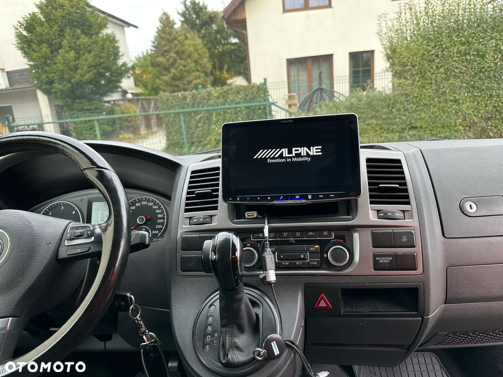 Volkswagen Caravelle - 8