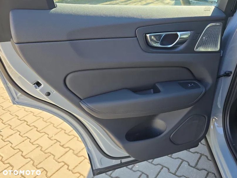 Volvo XC 60 T6 Plug-In Hybrid AWD Ultra Dark - 10