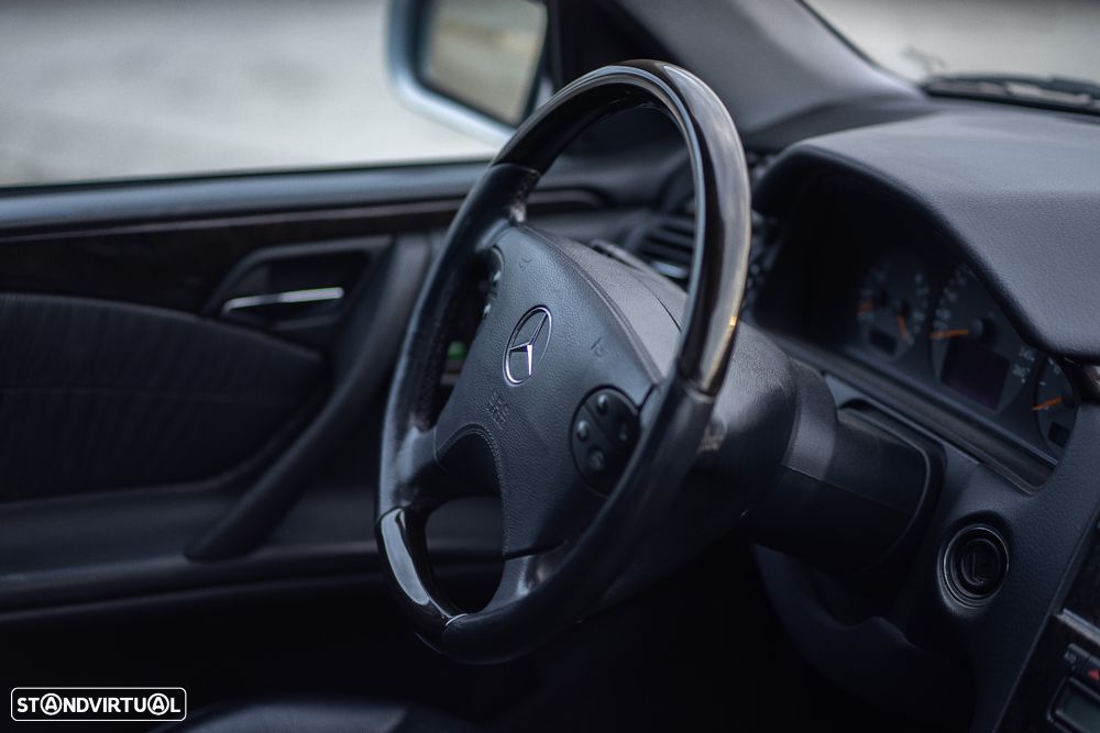 Mercedes-Benz E 320 - 36