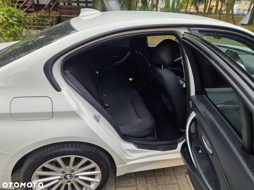 BMW Seria 3 318d M Sport - 11