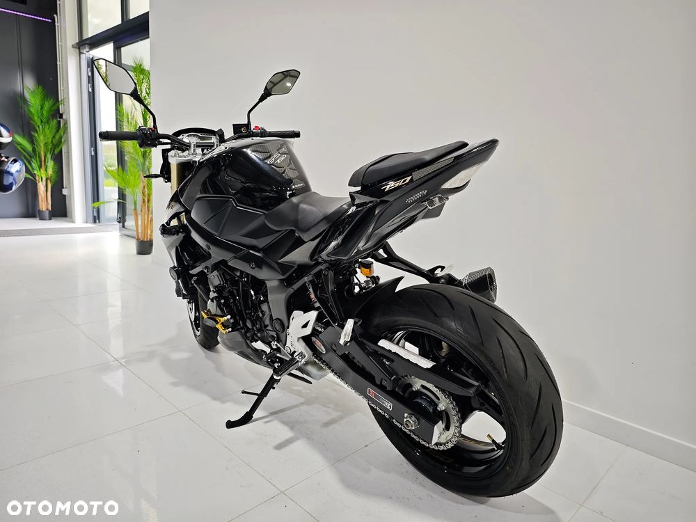 Suzuki GSR - 13