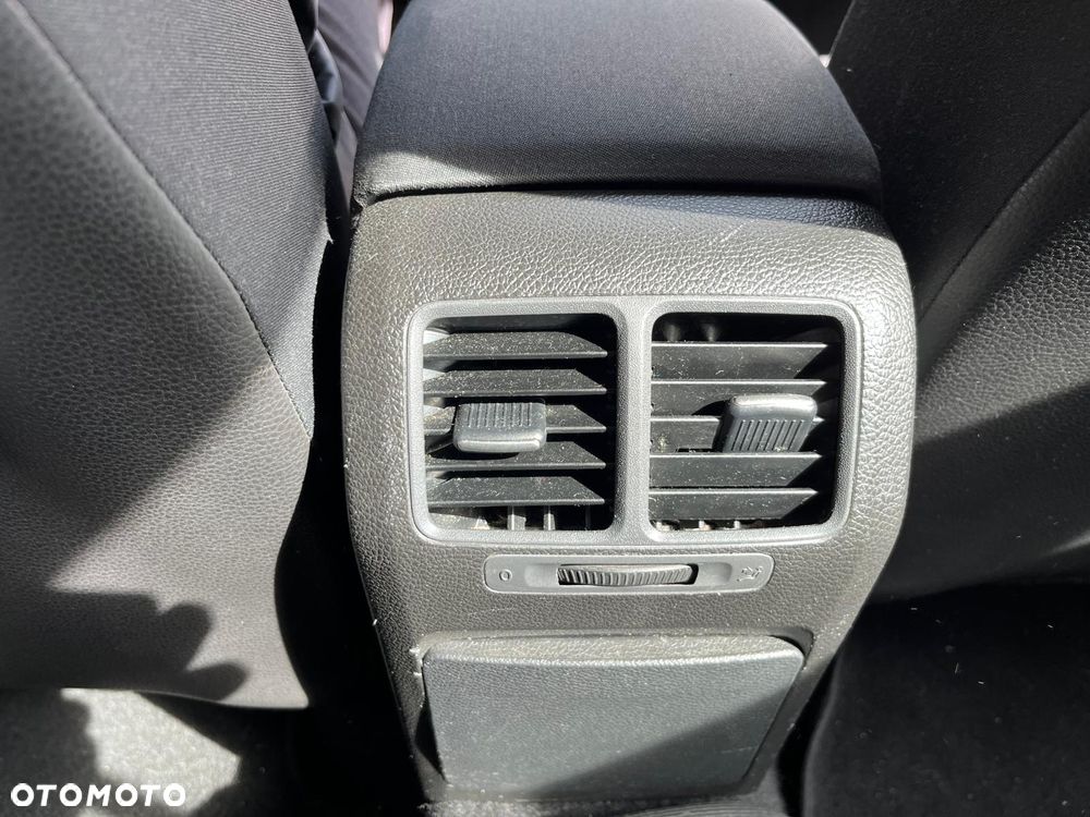 Volkswagen Golf 1.6 TDI DPF Comfortline - 25