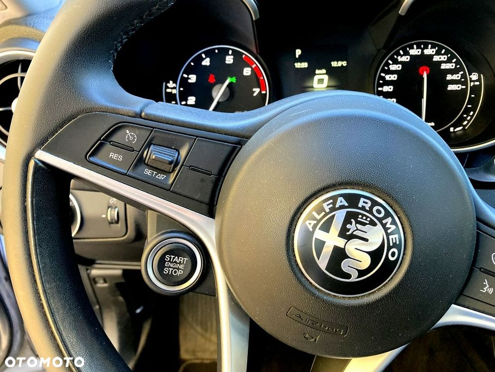 Alfa Romeo Giulia 2.0 Turbo 16V AT8 Executive - 17