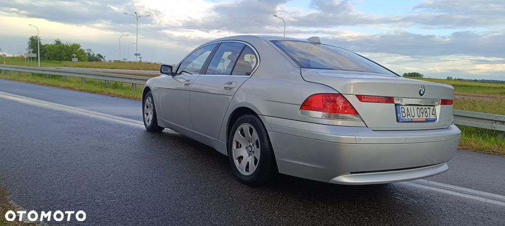 BMW Seria 7 745i - 8