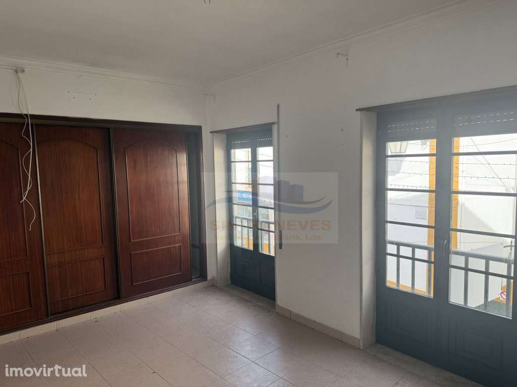 Edifício de rés-do-chão para comércio e 1o andar com sotão destinad... - Grande imagem: 2/31