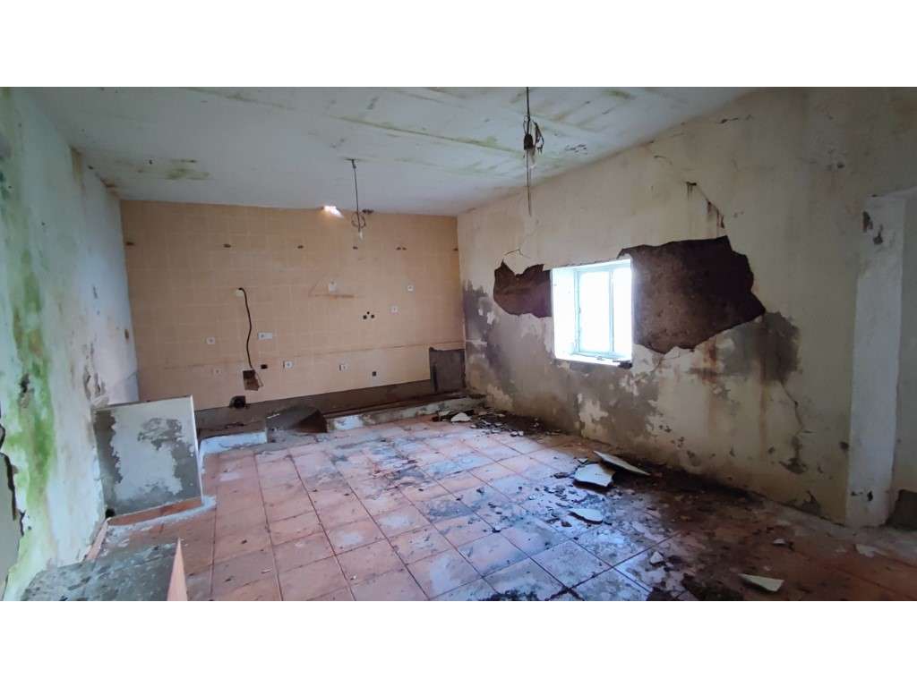 Moradia T2 com 2 pisos para renovar com projeto aprovado - Grande imagem: 5/24