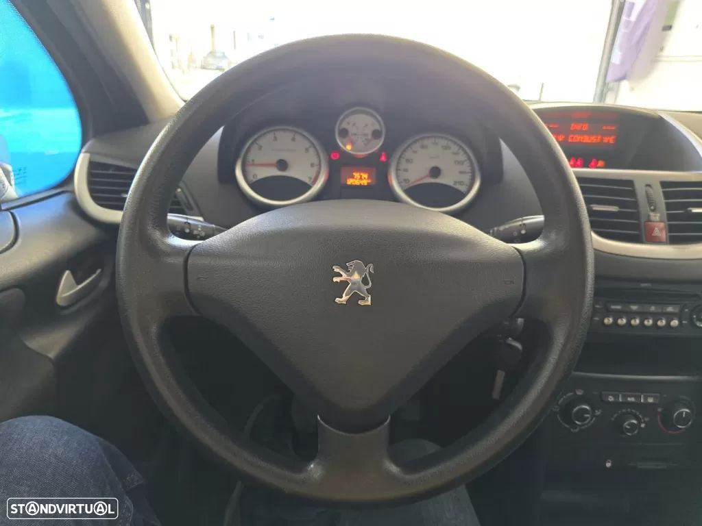Peugeot 207 1.4 16V Trendy - 12