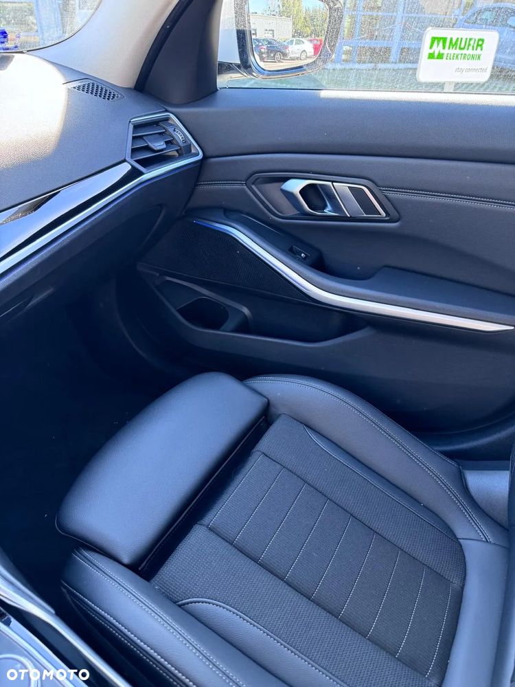 BMW Seria 3 318d mHEV - 10
