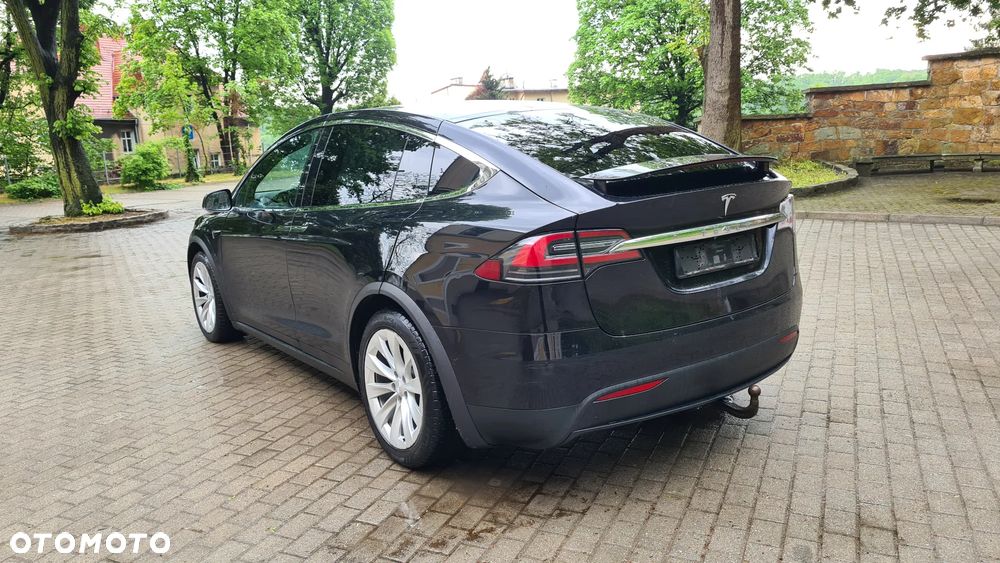 Tesla Model X - 11