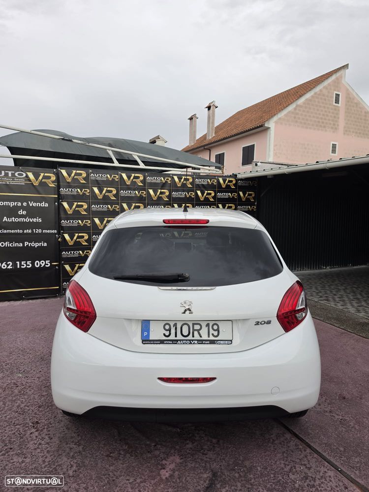 Peugeot 208 - 8