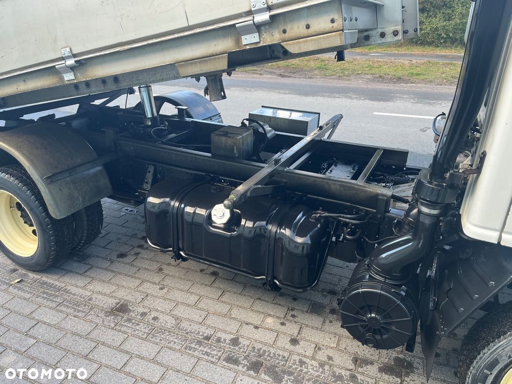 Isuzu NPR85 - 4