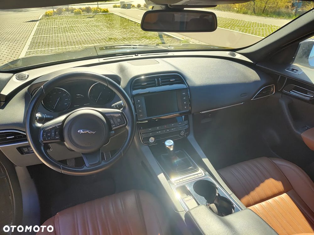 Jaguar F-Pace 20d AWD Pure - 17