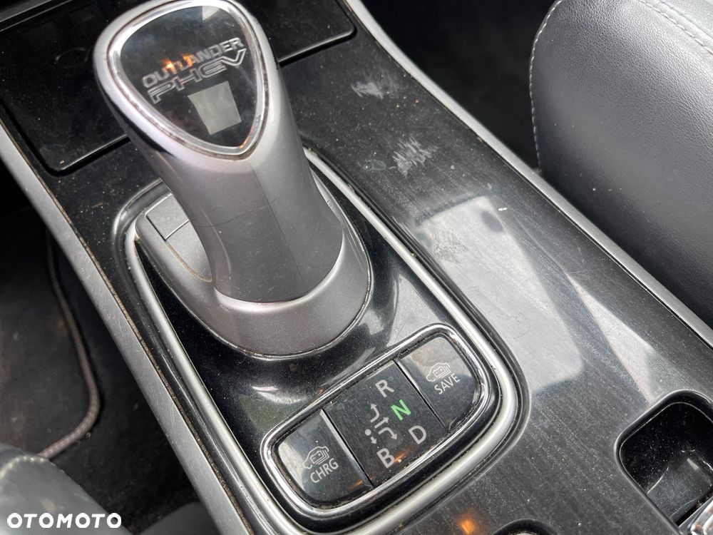 Mitsubishi Outlander Instyle NAVI + - 17