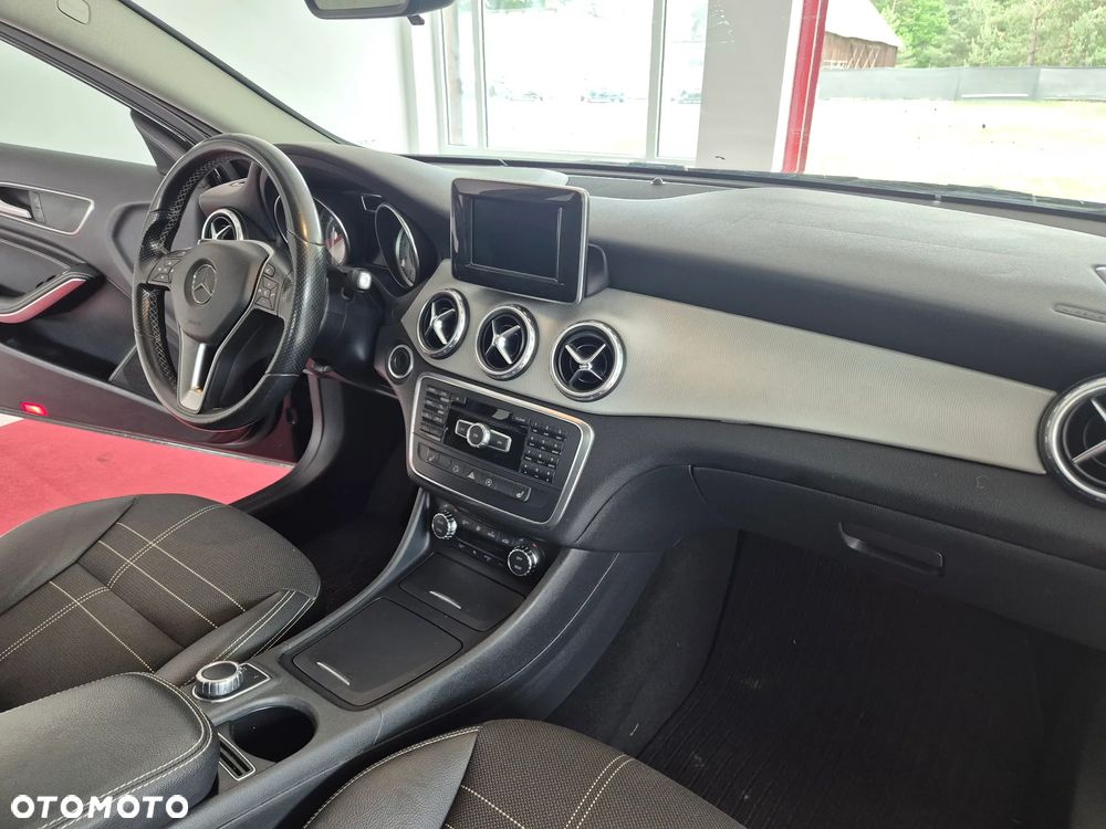 Mercedes-Benz GLA 200 7G-DCT - 9