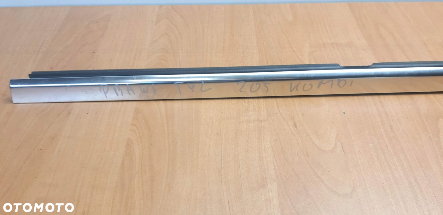 Mercedes C klasa W205 kombi listwa zgarniająca drzwi prawy tył A2057300624 - 5