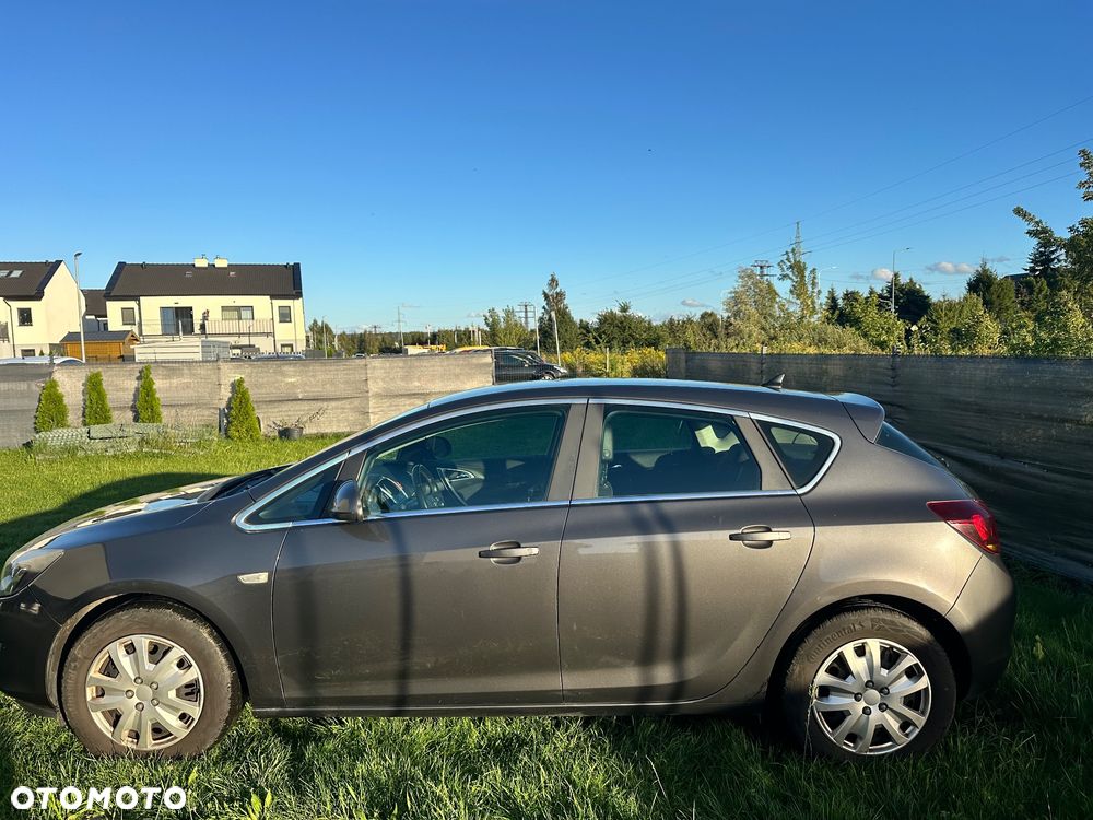 Opel Astra 2010 photo 3