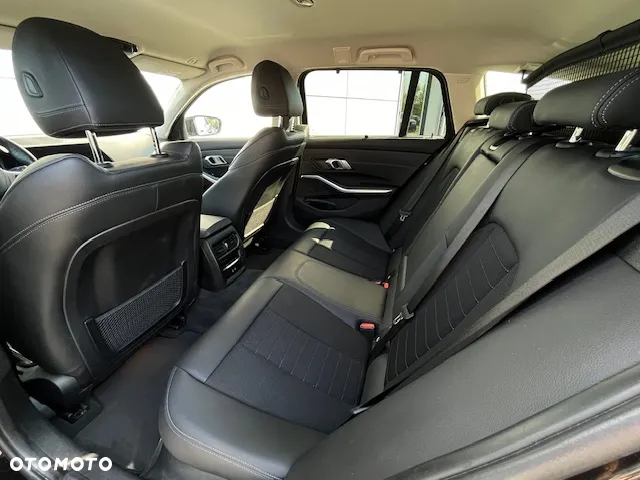 BMW Seria 3 330e xDrive M Sport sport - 16