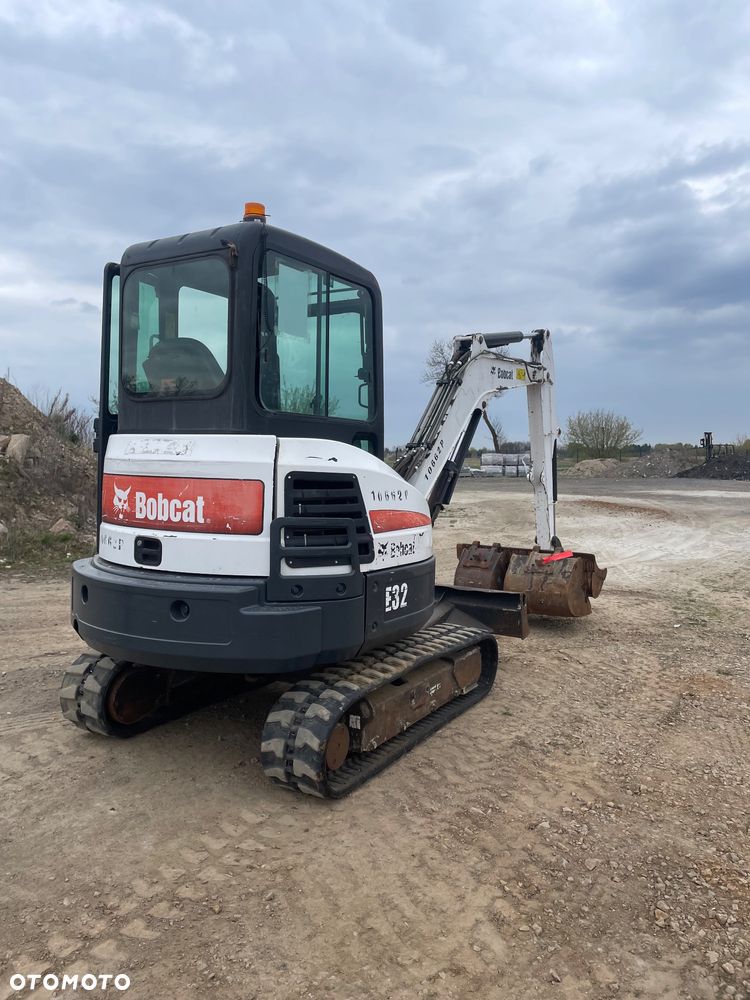 Bobcat E32 - 2