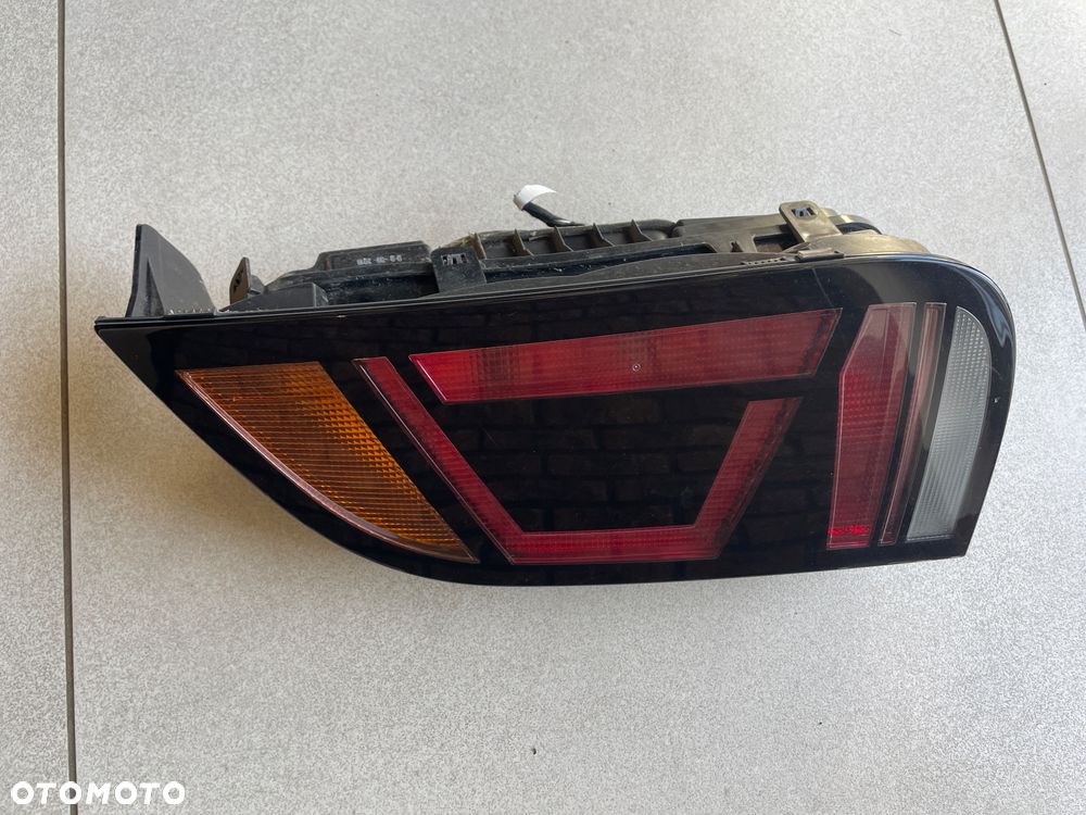 LAMPA TYLNA VOLKSWAGEN  UP LIFT  LEWA PRAWA
