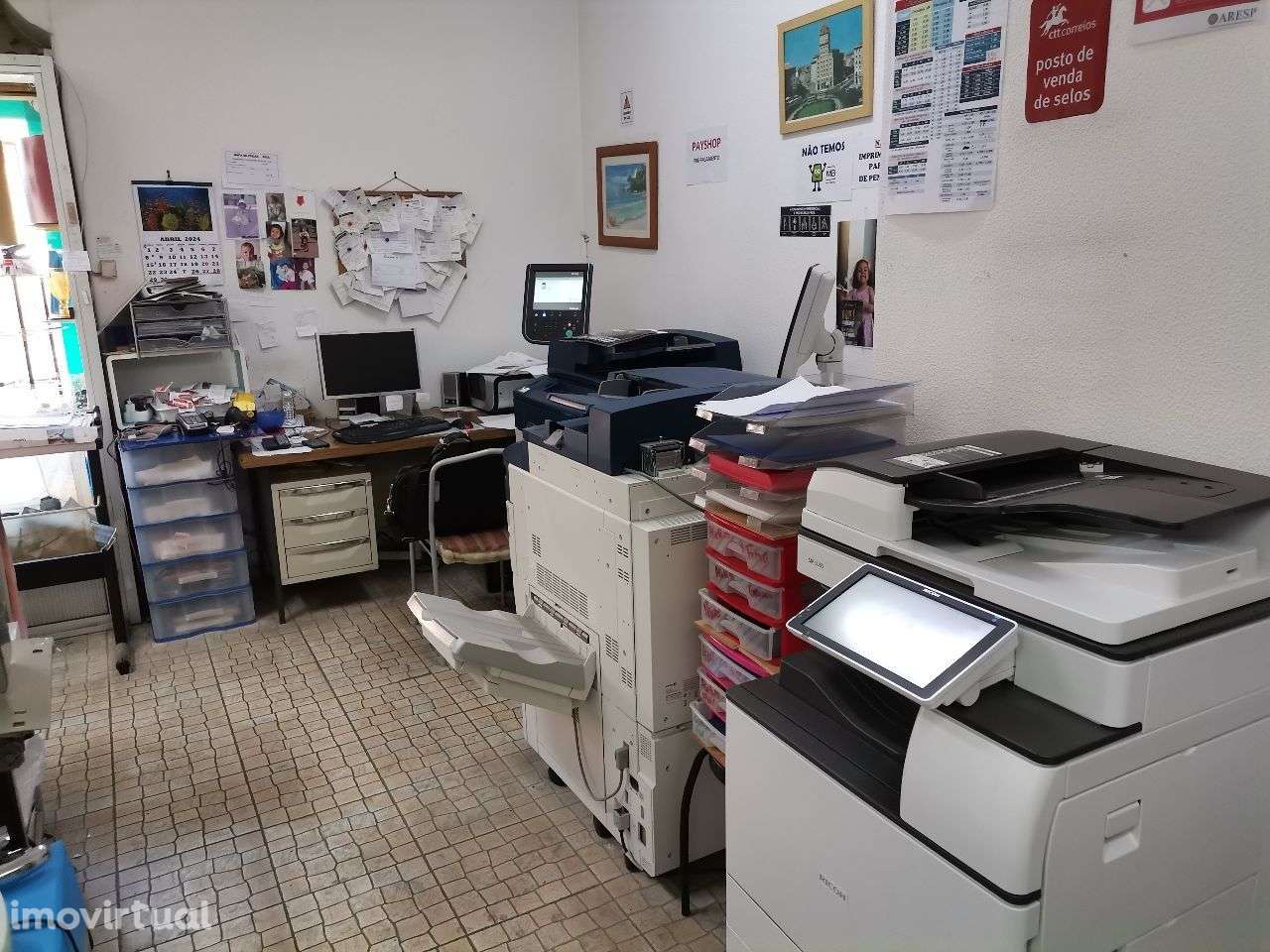 Papelaria Tabacaria em funcionamento, passagem de peões,e transportes - Grande imagem: 2/14