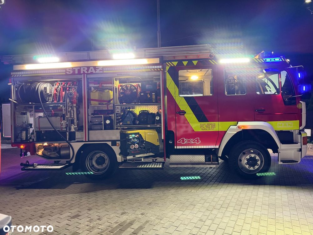 MAN Straż pożarna pojazd pożarniczy wóz strażacki MAN L80 GBA średni terenowy- uterenowiony 4x4 CNBOP 3000l wody wyciągarka mechaniczna reduktor blokady przedniego i tylnego mostu, maszt oświetleniowy - 12