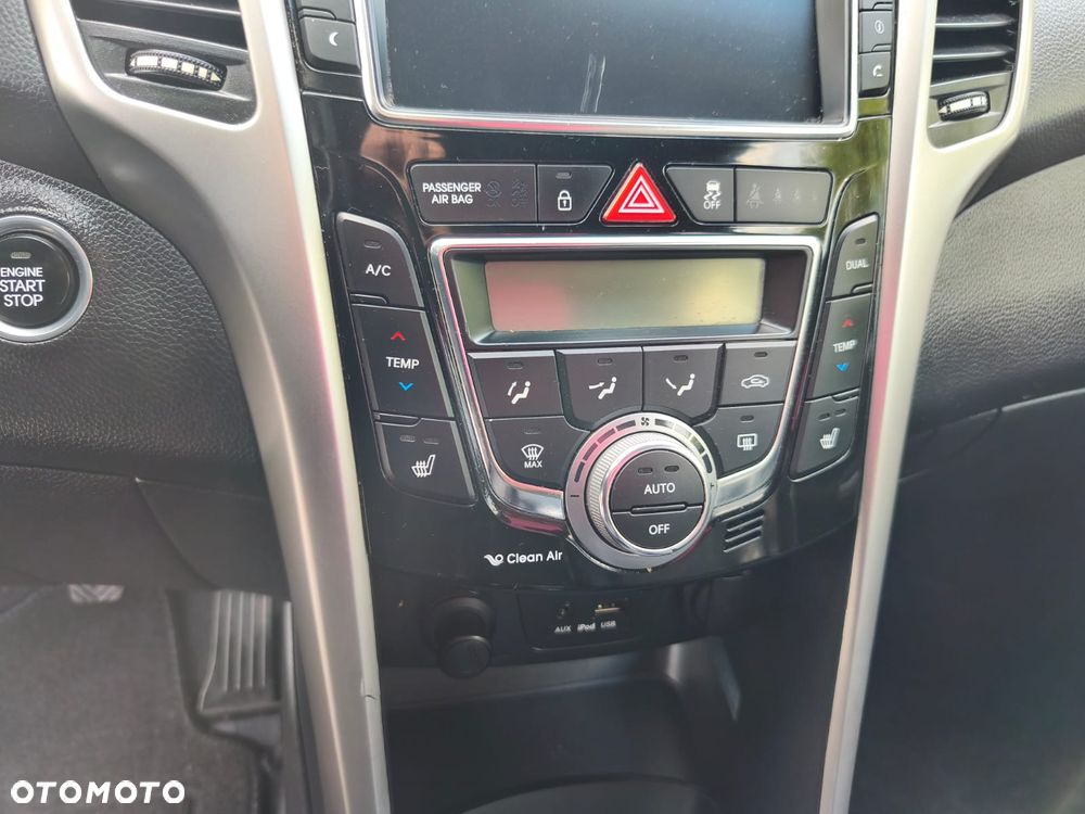 Hyundai i30 blue Kombi 1.6 GDi Passion - 16
